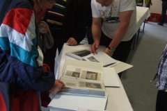 7 volle Ordner mit alten Zeitungsartikeln