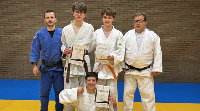 Drei Judoka meistern Gürtelprüfungen